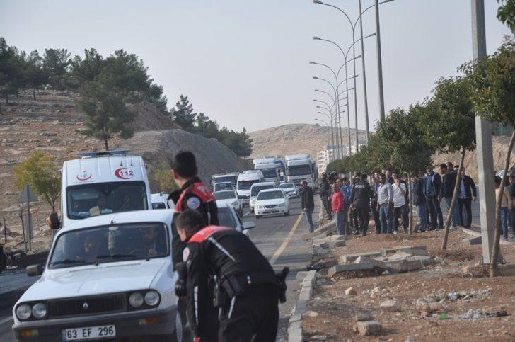 Yer: Şanlıurfa! Öğrenciler lastik yakıp yol kapattı G3