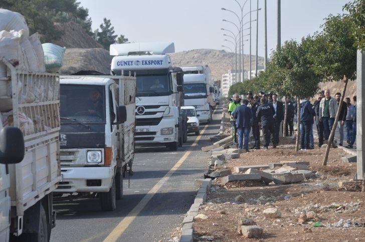 Yer: Şanlıurfa! Öğrenciler lastik yakıp yol kapattı G4