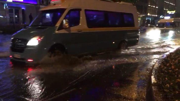 İzmir ve Muğla'yı sağanak yağış vurdu! Cadde ve yollar göle döndü! G2