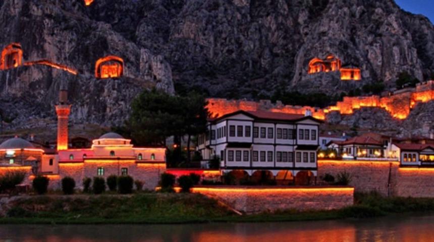 Amasya kadına yönelik şiddete karşı turuncuya büründü