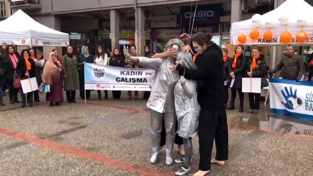 Bu kez şiddete uğrayan kadınları için performans sergilediler