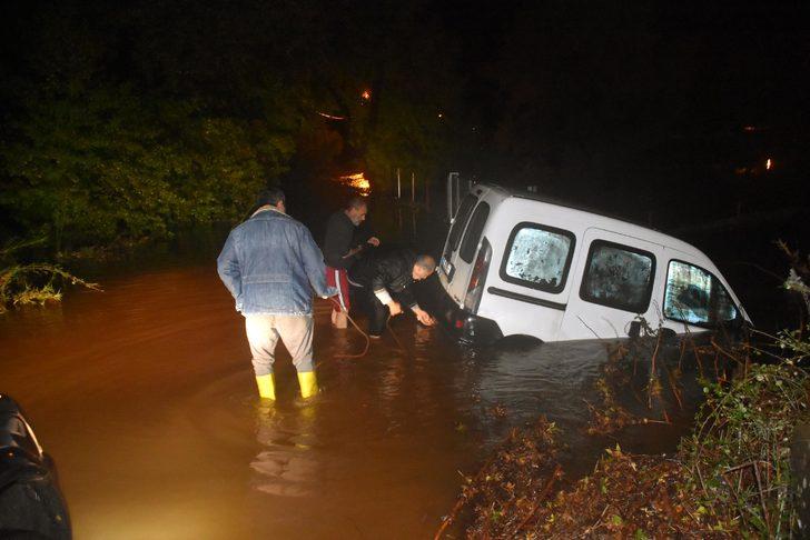 İzmir ve Muğla'yı sağanak yağış vurdu! Cadde ve yollar göle döndü! G4