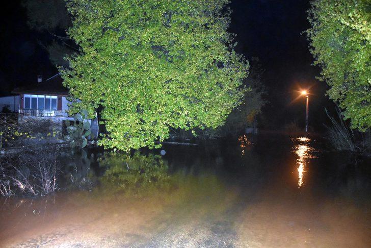 İzmir ve Muğla'yı sağanak yağış vurdu! Cadde ve yollar göle döndü! G1