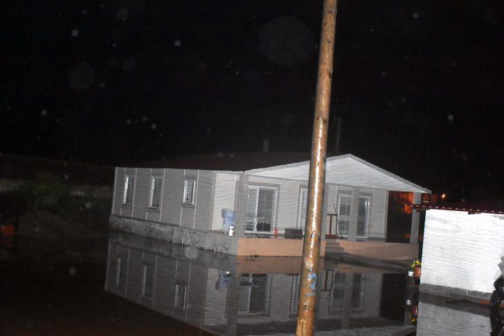 İzmir ve Muğla'yı sağanak yağış vurdu! Cadde ve yollar göle döndü! G5