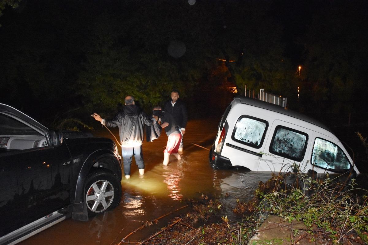 İzmir ve Muğla'yı sağanak yağış vurdu! Cadde ve yollar g&ouml;le d&ouml;nd&uuml;!