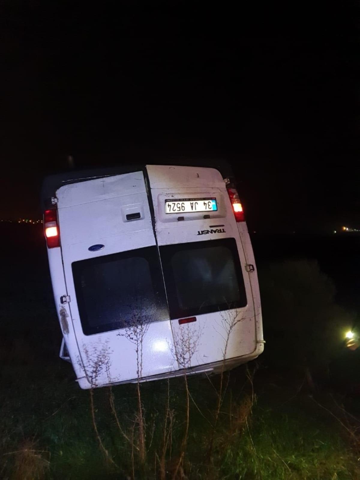 Tekirdağ'da kontrolden &ccedil;ıkan ara&ccedil; tarlaya u&ccedil;up takla attı!