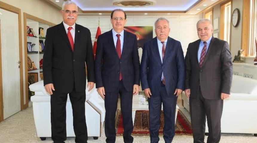 Rektör Coşkun’dan, kitaplarını Bayburt Üniversitesi’ne bağışlayan Akengin ve Temuçin’e kitap jesti