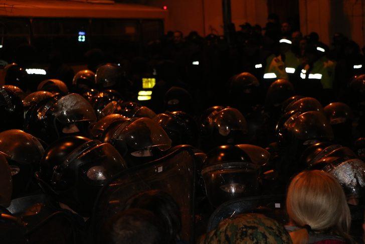 Gürcistan'da gerilim tırmanıyor! Parlamentoyu kuşattılar G2