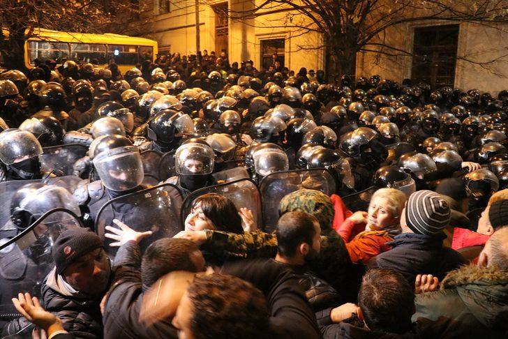 Gürcistan'da gerilim tırmanıyor! Parlamentoyu kuşattılar G4