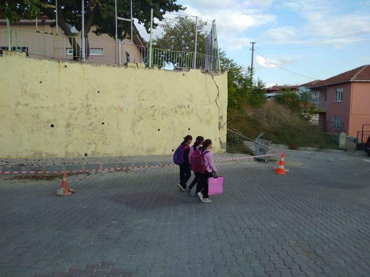 Okul duvarındaki çatlak mahalleliyi tedirgin etti G1