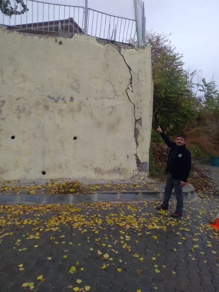 Okul duvarındaki çatlak mahalleliyi tedirgin etti G3