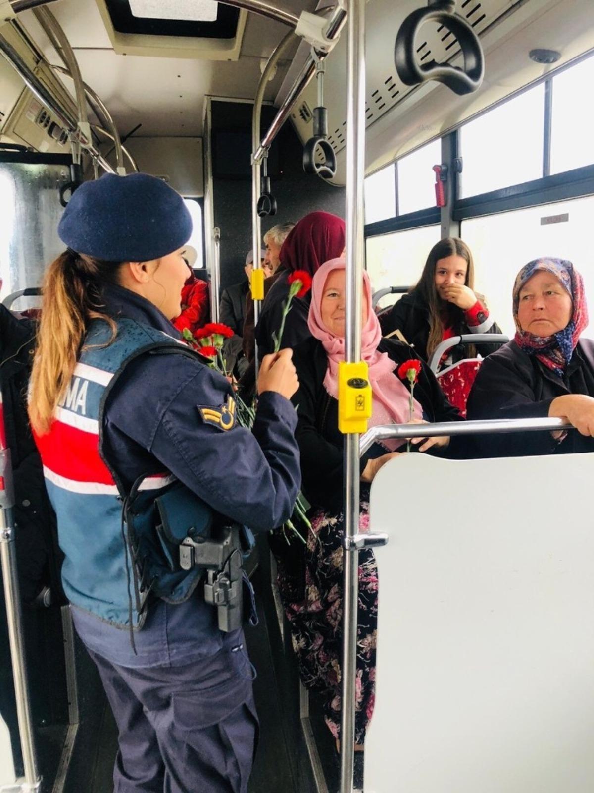 Jandarmadan kadın s&uuml;r&uuml;c&uuml;lere karanfil