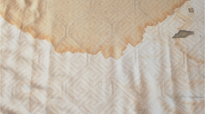 Yataktaki lekelerden kurtulmak istiyorsanız ihtiyacınız olan tek şey diş temizleme tableti