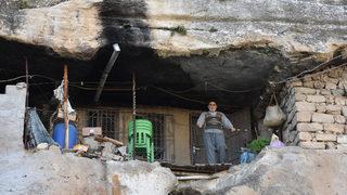 Modern yaşamını bırakıp, doğduğu mağarada yaşıyor