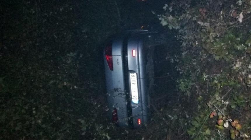 Kontrolden &ccedil;ıkan otomobil şarampole yuvarlandı: 2 yaralı