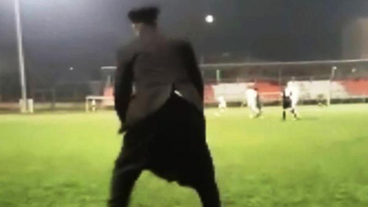 Şalvarlı teknik direkt&ouml;r Mezher Tek&ccedil;i, sosyal medyayı salladı