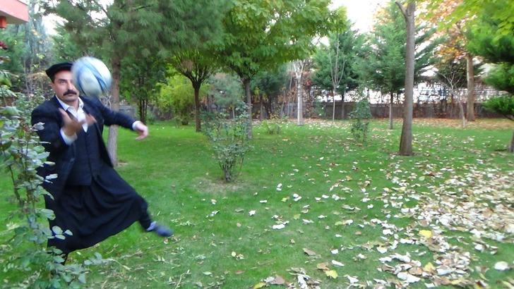 Şalvarlı teknik direktör Mezher Tekçi, sosyal medyayı salladı G2