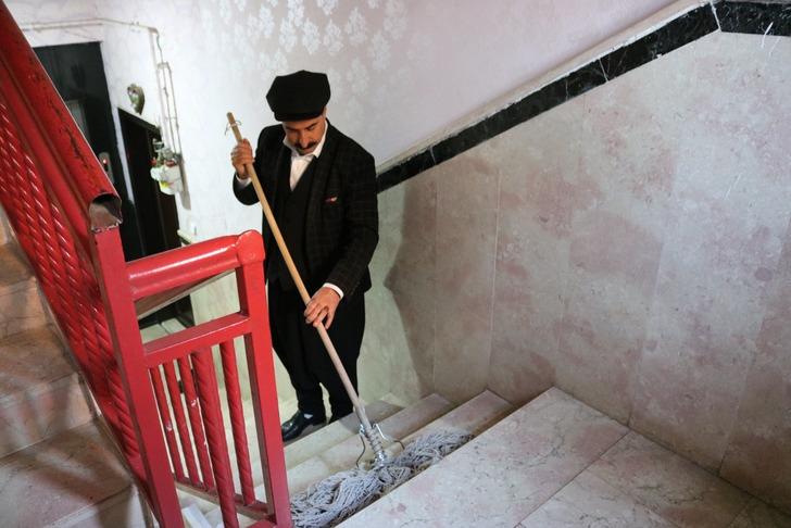 Şalvarlı teknik direktör Mezher Tekçi, sosyal medyayı salladı G5