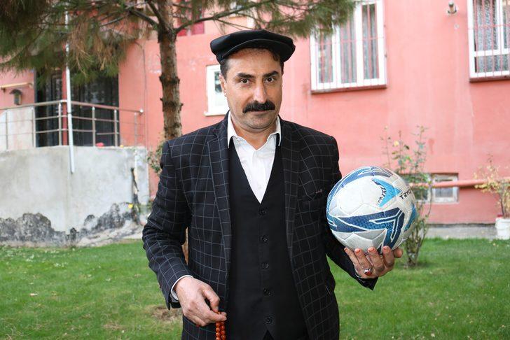 Şalvarlı teknik direktör Mezher Tekçi, sosyal medyayı salladı G1