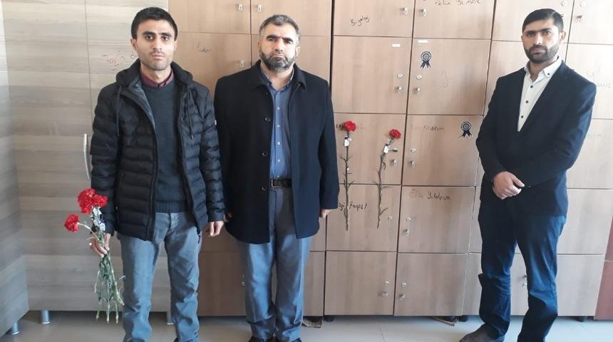 Trafik kazasında hayatını kaybeden &ouml;ğretmenin dolabına karanfil asıldı