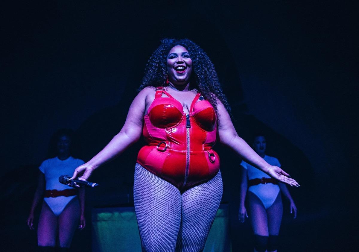 Lizzo banyoda soyundu! Poposunu g&ouml;sterdi 'K.&ccedil;ımı &ouml;p' dedi