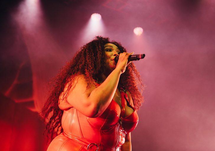 Lizzo banyoda soyundu! Poposunu gösterdi 'K.çımı öp' dedi G1