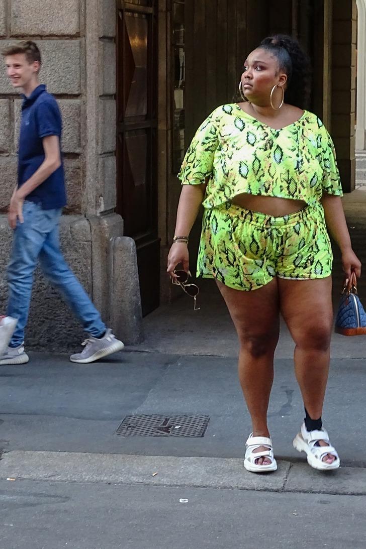 Lizzo banyoda soyundu! Poposunu gösterdi 'K.çımı öp' dedi G2