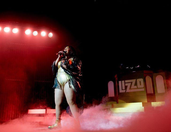 Lizzo banyoda soyundu! Poposunu gösterdi 'K.çımı öp' dedi G5