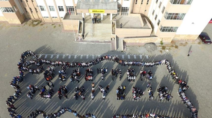 Adilcevazlı &ouml;ğrencilerden &ldquo;&Ouml;ğretmen T&uuml;rkiye&rsquo;dir&rdquo; koreografisi