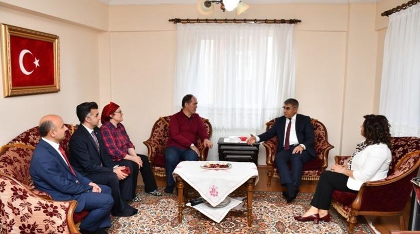 Şehit Ayb&uuml;ke &ouml;ğretmenin ailesine ziyaret