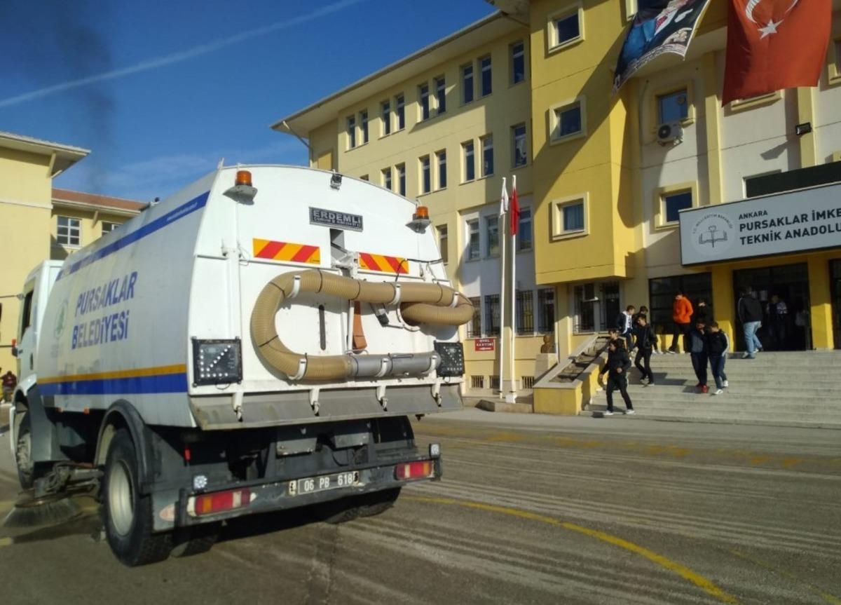 Pursaklar&rsquo;da okul bah&ccedil;eleri temizleniyor