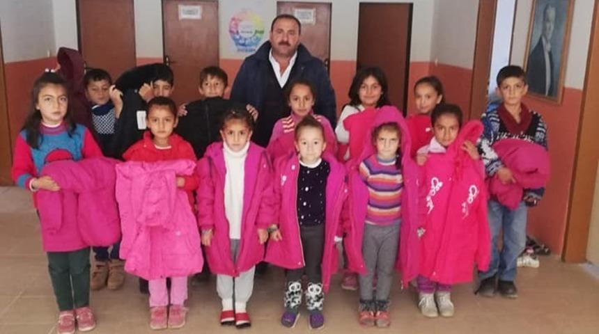 Gerc&uuml;ş&rsquo;te &ouml;ğrencilere mont hediyesi