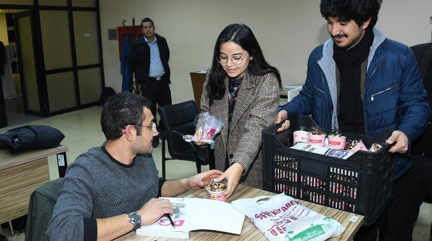 Ders &ccedil;alışan &ouml;ğrencilere &ldquo;anne eli değmiş gibi&rdquo; ikram