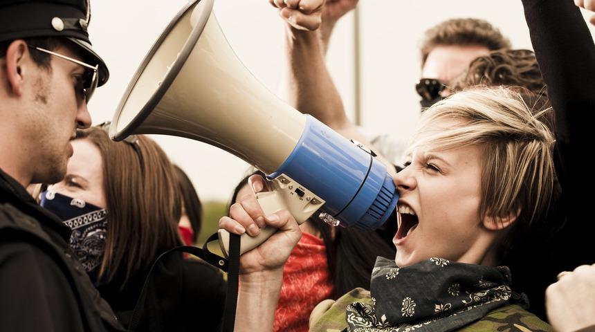 İşten &ccedil;ıkarmalara tepki g&ouml;sterenler de işten &ccedil;ıkarıldı!