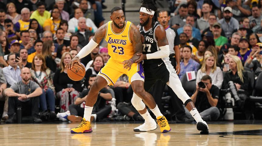 Spurs - Lakers maçına LeBron James damga vurdu