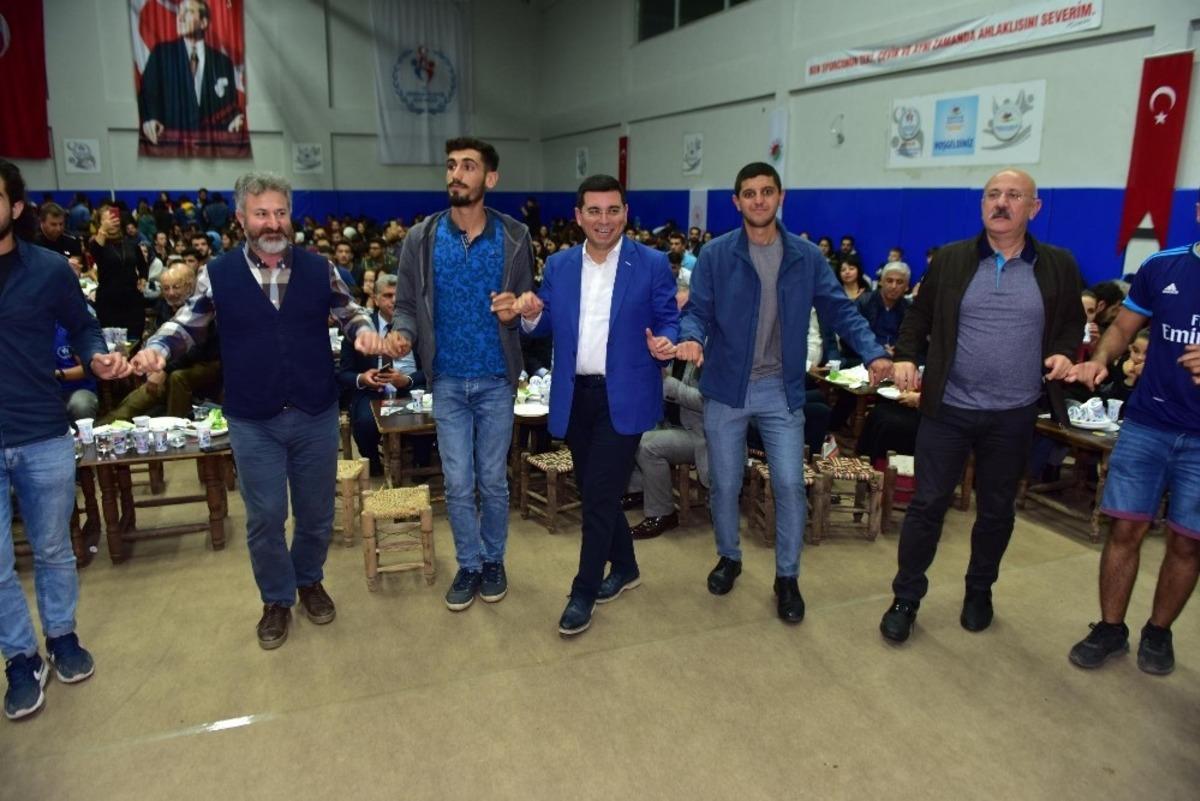 Başkan T&uuml;t&uuml;nc&uuml;, sıra gecesinde gen&ccedil;lerle buluştu