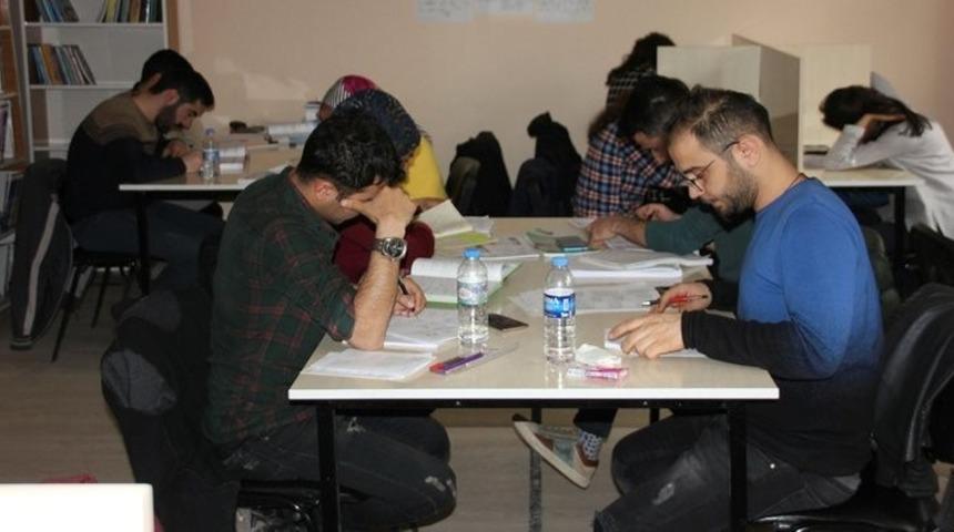 Hakkarili gen&ccedil;ler geleceğe hazırlanıyor