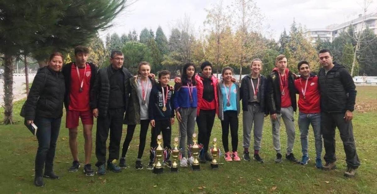 Yunusemreli atletler madalyaları topladı