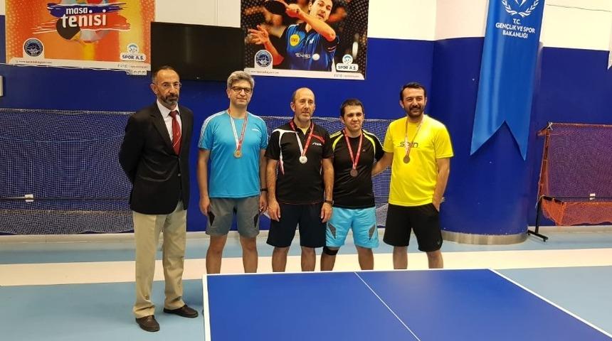 Veteranlar &Ouml;ğretmenler G&uuml;n&uuml; İ&ccedil;in Raket Salladı