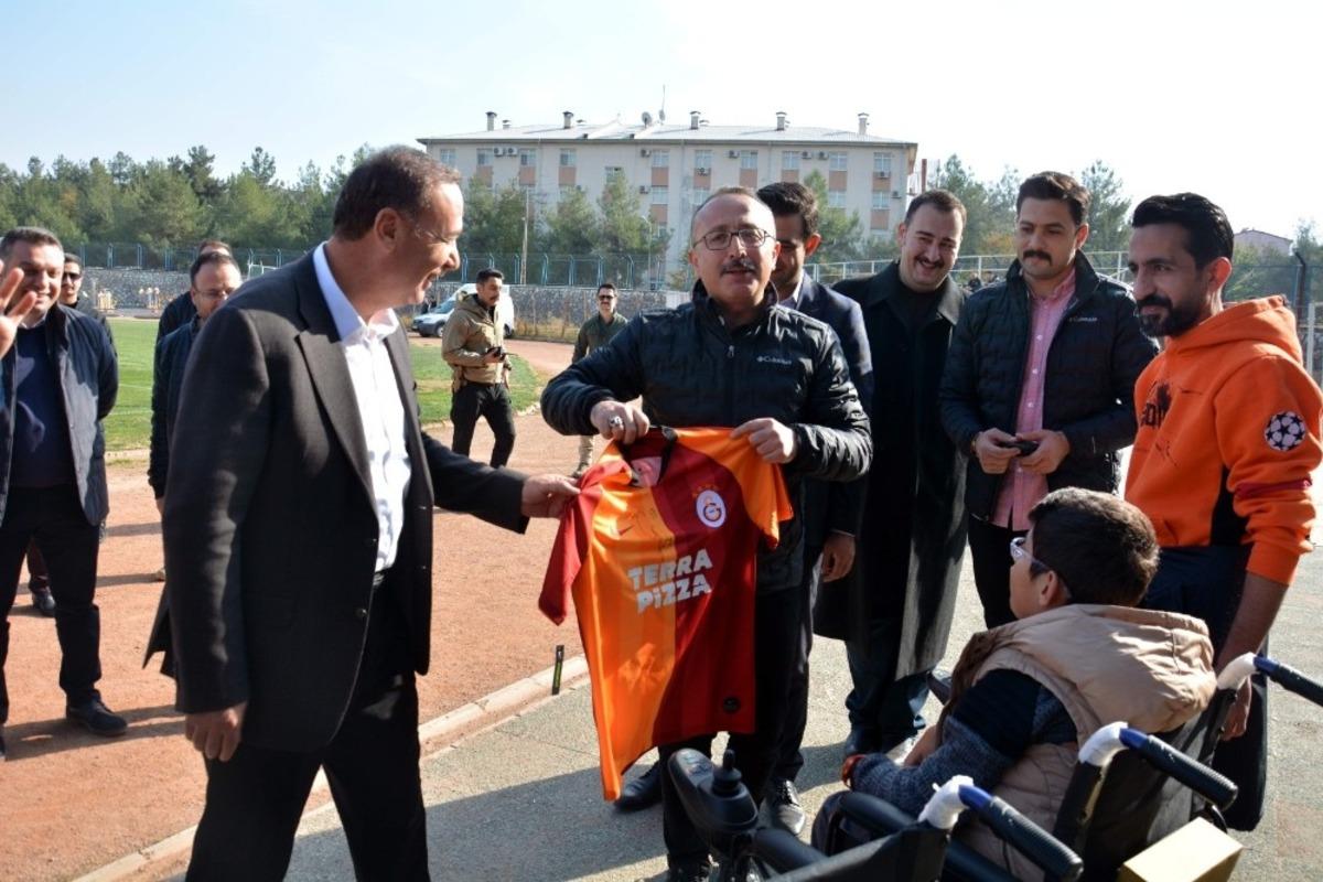 Vali Atik&rsquo;ten engelli gen&ccedil;lere ak&uuml;l&uuml; sandalye hediyesi