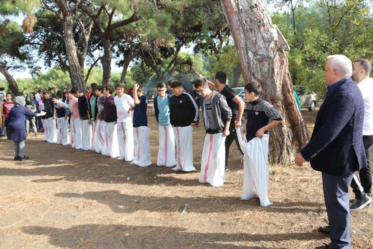 Erdemli Belediyesi &ouml;ğrencileri piknikte buluşturdu