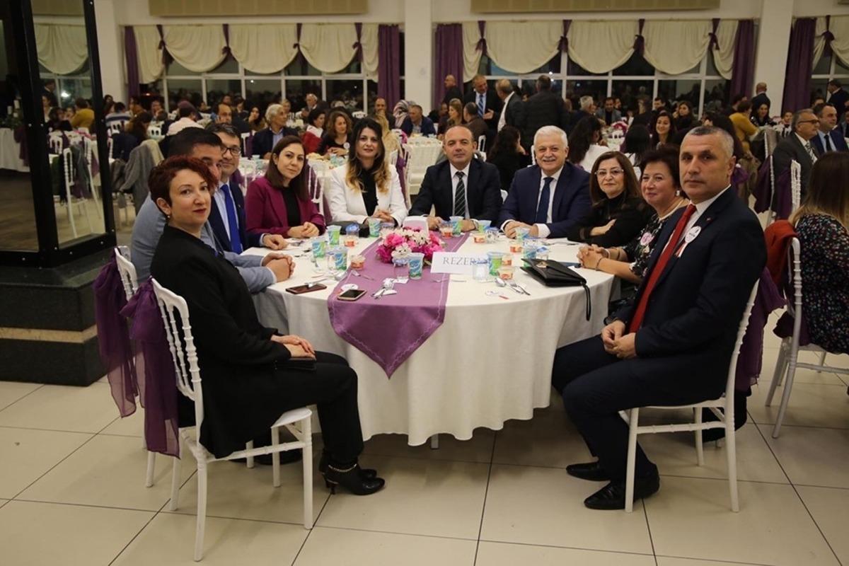 Burhaniye&rsquo;de &ouml;ğretmenler yemekte bir araya geldi