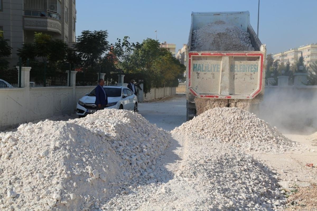 Haliliye&rsquo;de yol yapım &ccedil;alışmalarını s&uuml;r&uuml;yor