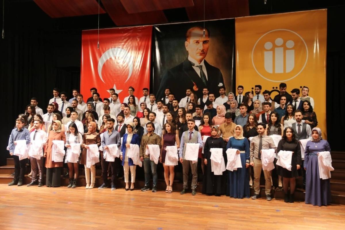 Diş Hekimi adayları beyaz &ouml;nl&uuml;klerini giydi