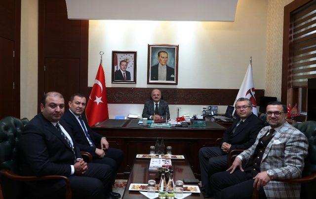 Eskişehirspor’un yeni yöneticileri Vali Çakacak’ı ziyaret etti