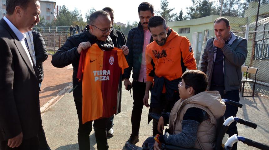 Siirt Valisi Atik'ten engelli Veysel'e Falcao imzalı Galatasaray forması&nbsp;