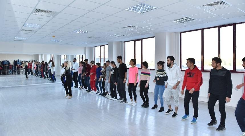 D&Uuml;&rsquo;de salsa dans at&ouml;lyesi