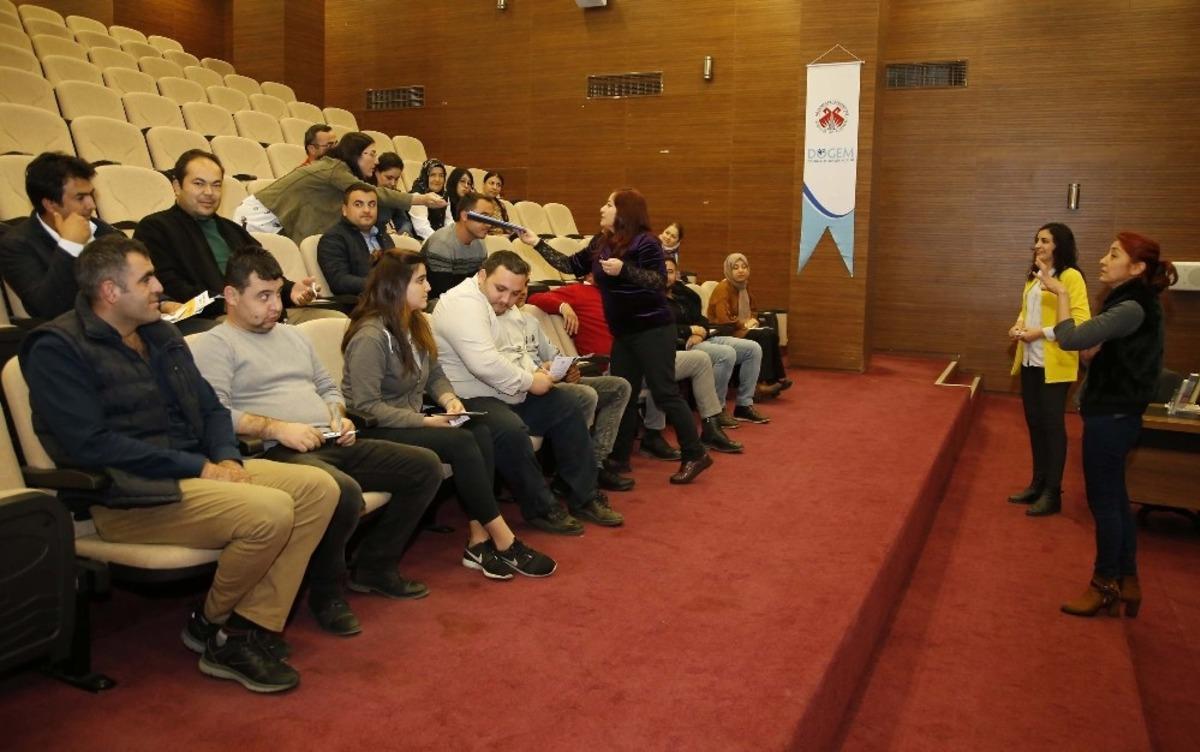 D&ouml;şemealtı Belediyesi personeline kadına şiddetle m&uuml;cadele eğitim semineri verildi