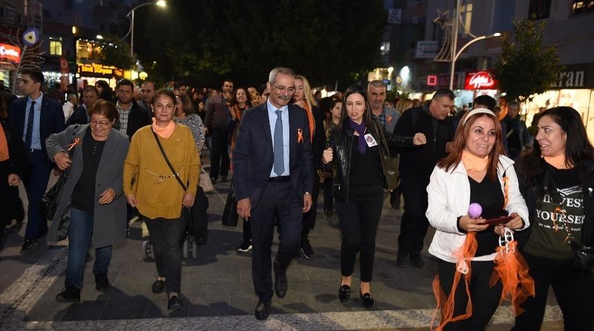 Başkan Bozdoğan, şiddete karşı kadınlarla birlikte yürüdü