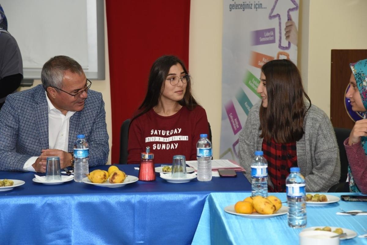 Vali Deniz, yurtlardaki &ouml;ğrencilerle buluştu